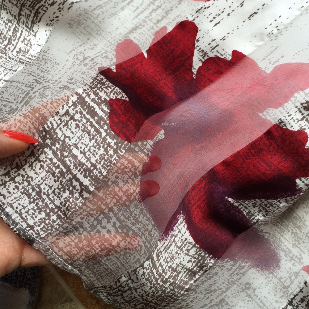Rory Beca white 100% silk with Deep red flowers - Picture 3 of 7